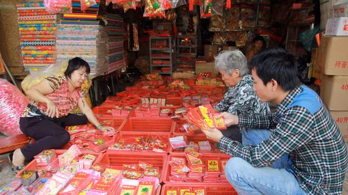 Bao lì xì Trung Quốc bày bán tràn ngập tại nhiều cửa hàng trên đường Hải Thượng Lãn Ông (Q.5, TP.HCM) - Ảnh: Hữu Khoa