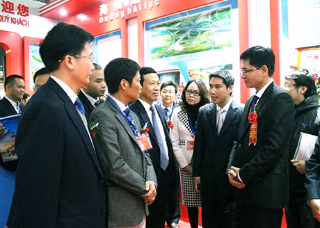 Các đại biểu tham quan các gian hàng tại hội chợ.