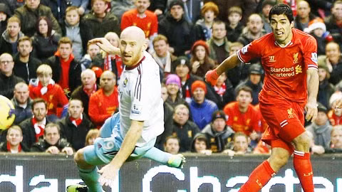 Luis Suarez (phải) đang có phong độ hủy diệt khi liên tục “nổ súng” trong các trận đấu gần đây