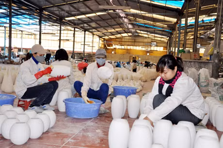 Khách du lịch có thể tham quan từng công đoạn làm ra một sản phẩm bằng gốm.