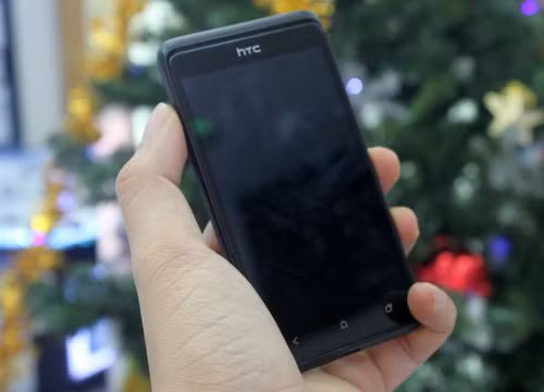 Tuy HTC chưa đưa ra thời điểm bán cụ thể, nhưng theo đại diện Huy Mobile, Desire L sẽ được bán chính hãng từ giữa tháng 12 với giá khoảng 6 triệu đồng. Ngoài phiên bản màu đen và trắng, máy có thể thêm màu hồng.