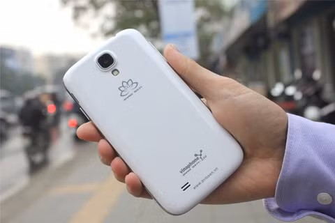 Phía sau máy là camera với độ phân giải 5 megapixel.