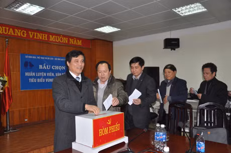 Các Nhà báo tiến hành bỏ phiếu