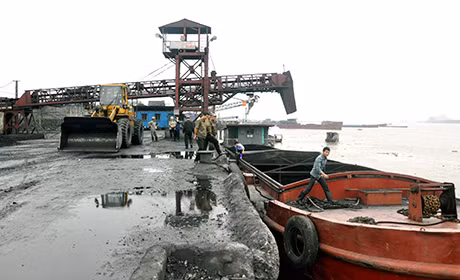 Cụm cảng Điền Công (TP Uông Bí) đang được Công ty Kho vận Đá Bạc nâng cấp, mở rộng, đáp ứng nhu cầu xuất than.