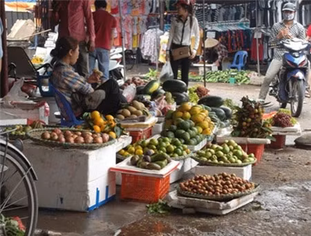 Hoa quả Trung Quốc "đội lốt" hàng Việt Nam được bày bán tràn lan trong các chợ