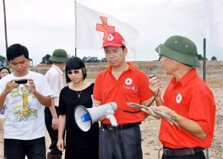Biểu tượng Chữ thập đỏ được sử dụng khi tiến hành hoạt động CTĐ tại cơ sở, hoặc gắn trên phương tiện, hiện vật của Hội CTĐ. Trong ảnh: Biểu tượng “chữ thập đỏ” được sử dụng đúng mục đích trong buổi giao lưu trồng rừng ngập mặn giữa Hội CTĐ Quảng Ninh với các bạn Nhật Bản tại xã Đồng Rui, Tiên Yên tháng 9-2013.