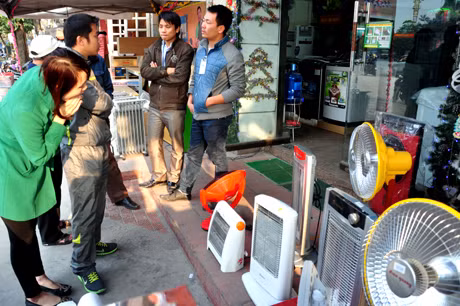 Trời rét, người dân đổ xô đi mua đồ sưởi bằng điện.