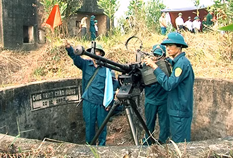 Lực lượng dân quân tự vệ thị trấn Tiên Yên diễn tập thao trường thực binh DT-13. Ảnh: Xuân Thao