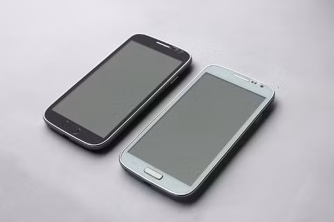 Sản phẩm ra mắt với hai màu trắng và đen.