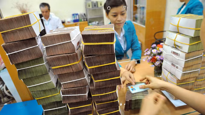 Khách hàng giao dịch tại một ngân hàng quận 1, TP.HCM - Ảnh: Thanh Đạm