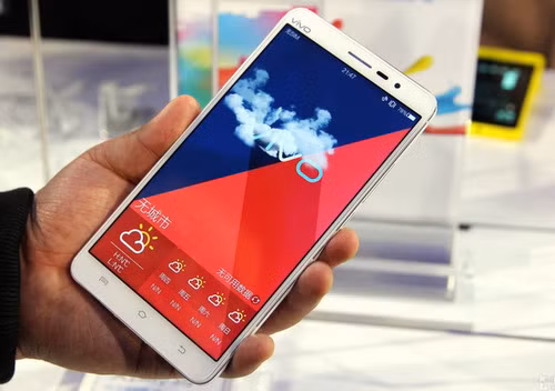 Vivo Xplay 3S sở hữu màn hình 6 inch với giá bán 580 USD.