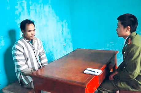 Trung uý Phạm Thanh Tuấn gặp gỡ đối tượng Tô Văn Quỳnh.