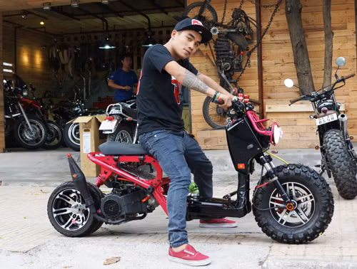 Honda Zoomer phong cách Transformers và chủ nhân.