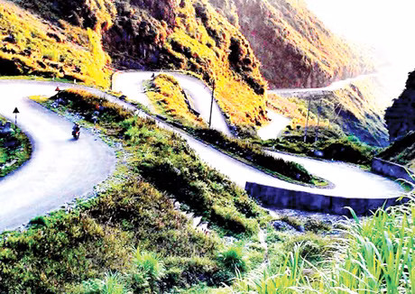 Từ TP Hà Giang, vượt gần 200km đường đèo khúc khuỷu, với những cảnh sắc thiên nhiên hoang sơ, hùng vĩ của núi rừng Tây Bắc, bạn sẽ có mặt tại Lũng Cú. Đây là xã thuộc huyện Đồng Văn, nằm trên đỉnh cao nguyên Đồng Văn, có độ cao trên 1.600m so với mực nước biển.