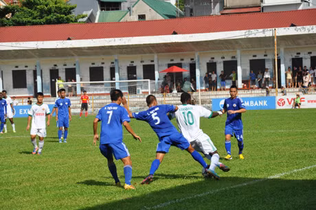 TQN (áo xanh) đang luyện tập tích cực để có một mùa giải V-League đầu tiên thành công