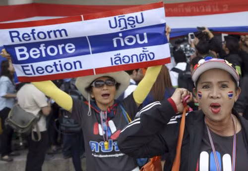 Người biểu tình Thái Lan xông vào chiếm giữ một sân vận động ở Bangkok nhằm phá hoại việc đăng ký tranh cử. Ảnh: AP