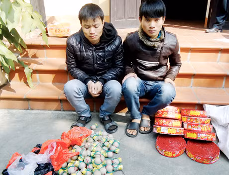 2 đối tượng Thông, Đồng cùng tang vật.