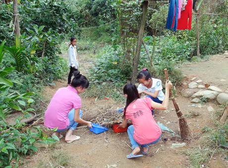 Học sinh Trường Phổ thông Dân tộc bán trú THCS Đồn Đạc dọn vệ sinh môi trường tại thôn Làng Mô, xã Đồn Đạc.