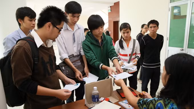 Thí sinh dự thi vào Trường ĐH Sư phạm TP.HCM năm 2013. Năm 2014, trường sẽ giảm chỉ tiêu tuyển sinh - Ảnh: Như Hùng