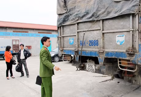 Công an TP Hạ Long kiểm tra, xử lý phương tiện vận tải để dầu vương vãi, gây ô nhiễm môi trường.