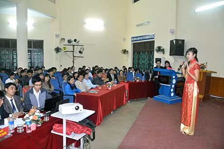 Thí sinh đội thi Trường CĐ VHNT&DL Hạ Long trình bày phần thi thuyết trình.
