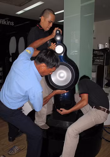 Khác với những kiểu thùng loa bình thường, Nautilus mang thiết kế độc đáo mà ít người dám nghĩ tới. Các kỹ sư của Bowers&Wilikins đã phải mất 5 năm để cho ra đời sản phẩm này, “ốc sên” có giá bán gần 2 tỷ đồng.