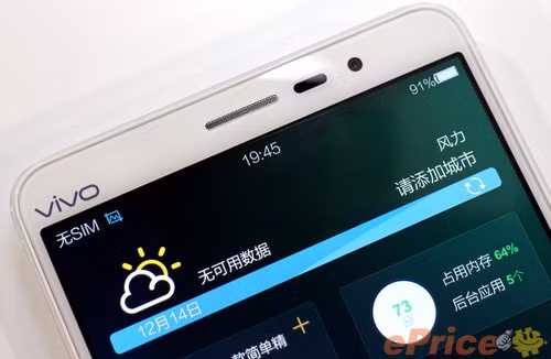 Phía trên màn hình là loa thoại, cảm biến và camera phụ.