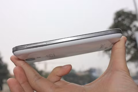 Thiết kế khung viền kim loại tạo nên vẻ đẹp sang trọng, chắc chắn.