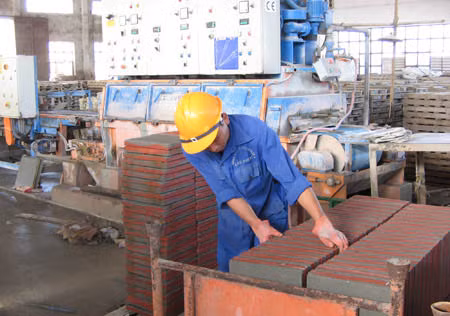 Sản xuất gạch không nung ở Tập Đoàn Hoàng Hà. (Ảnh minh họa)