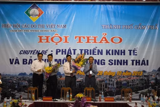 Lãnh đạo Hiệp hội các đô thị Việt Nam và Lãnh đạo TP Cẩm Phả tặng hoa chúc mừng TP Cẩm Phả và TP Lạng Sơn được bình chọn là đô thị xanh, sạch, đẹp năm 2013.