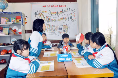Với cách sắp xếp lớp học theo các nhóm, cùng các đồ dùng, thiết bị hỗ trợ của mô hình VNEN luôn tạo cho lớp học không khí thoải mái, phát huy tính sáng tạo của học sinh. Nhóm trưởng có thể linh động chỉ đạo các thành viên trong nhóm thực hiện các bài học (ảnh 2). 
