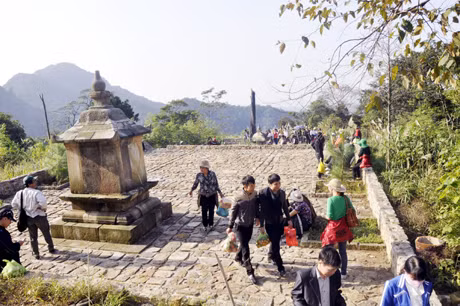 Hai ngôi tháp cổ tại Thông đàn được đầu tư trùng tu khá sát với công trình cũ.
