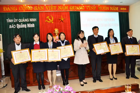 Đồng chí Phạm Hồng Lan, Phó Giám đốc Sở Thông tin Truyền thông tặng Bằng khen cho các tập thể, cá nhân có thành tích xuất sắc