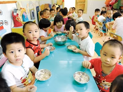 Giờ ăn của một lớp học mầm non ở Hà Nội. Ảnh: hồng vĩnh.