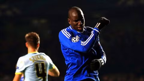 Vị trí quen thuộc của Demba Ba lúc này là trên băng ghế dự bị