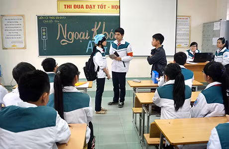 Để giáo dục ATGT hiệu quả, rất nhiều trường học lựa chọn tuyên truyền theo hình thức “sân khấu hoá”. (Ảnh chụp một buổi ngoại khoá về ATGT của Trường THCS Bãi Cháy, TP Hạ Long)