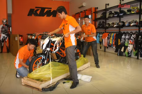 Đây là loạt xe KTM Duke 390 ABS chính hãng đầu tiên về nhà phân phối