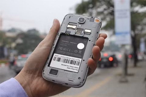 Máy hỗ trợ 2 SIM tiện dụng, có khe cắm thẻ nhớ mở rộng.