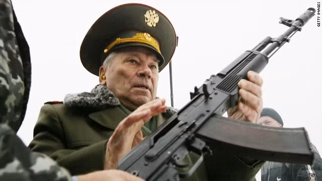 Mikhail Kalashnikov mang hàm tướng trong quân đội Liên Xô trước khi nghỉ hưu.