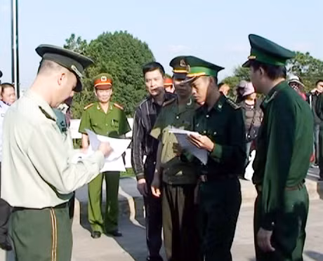 Công an TP Móng Cái (Quảng Ninh, Việt Nam) thực hiện thủ tục bàn giao đối tượng hình sự cho Cục Công an và lực lượng chức năng TX Đông Hưng (Quảng Tây, Trung Quốc).
