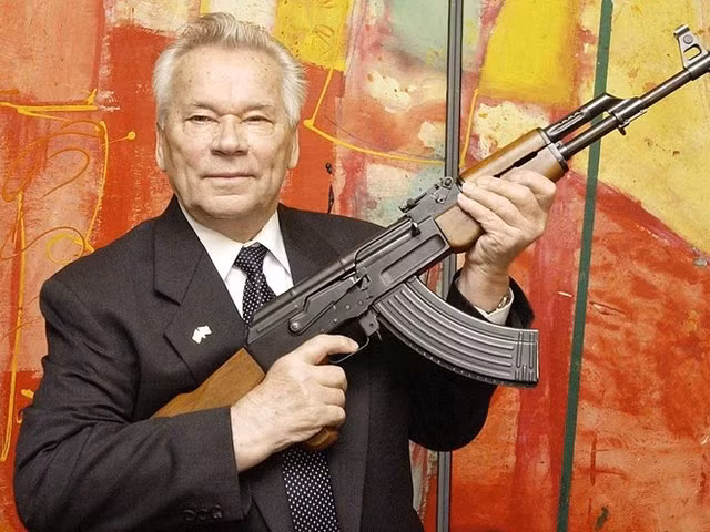 Mikhail Kalashnikov và khẩu súng AK huyền thoại .
