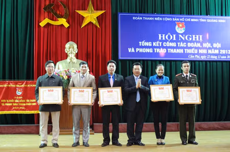 Các tập thể, cá nhân được trao tặng Bằng Khen của Trung ương Đoàn.