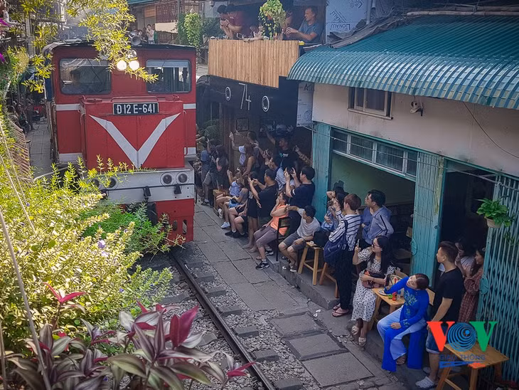 Khu vực kinh doanh cà phê, hàng quán dọc theo đường sắt tại chắn 5, phố Trần Phú quang đãng sau khi các cơ quan chức năng TP Hà Nội vào cuộc xử lý, giải tỏa.