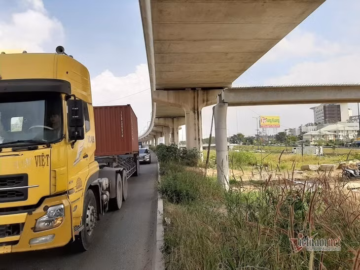Chiều cao tối đa của một xe container cao 4,2m, bằng mắt thường có thể thấy gần tương đương với độ cao của cầu bộ hành.