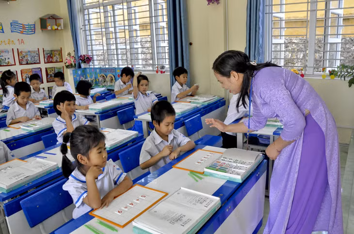 Hướng dẫn trẻ khuyết tật học tập, hoà nhập cùng các b.ạn trong lớp tại lớp 1, Trường tiểu học Đông Mai, TX Quảng Yên. Ảnh: Thu Nguyệt