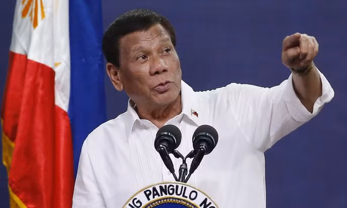 Tổng thống Duterte phát biểu trước báo chí hồi tháng 8. Ảnh: AP.