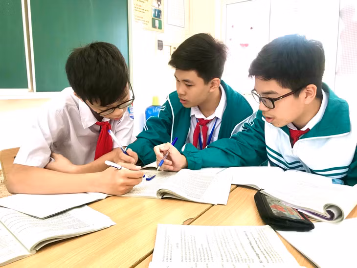 Học sinh đội tuyển Toán của Trường THCS Trọng Điểm thảo luận, chia sẻ kinh nghiệm giải bài tập.
