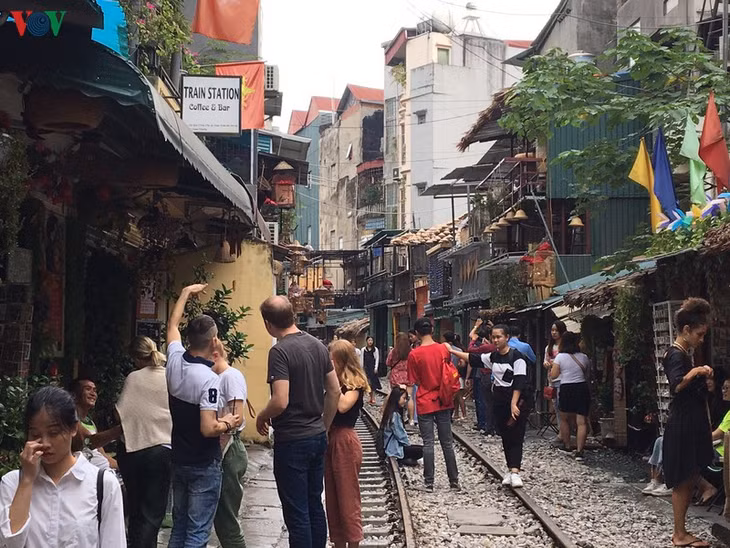 Liên quan tới tình trạng nguy hiểm này, mới đây, Bộ Giao thông vận tải vừa có văn bản đề nghị UBND Tp. Hà Nội giải tán tụ điểm cafe trên đường sắt, đe dọa mất an toàn; đồng thời xử lý nghiêm các vi phạm an toàn giao thông đường sắt trên địa bàn.