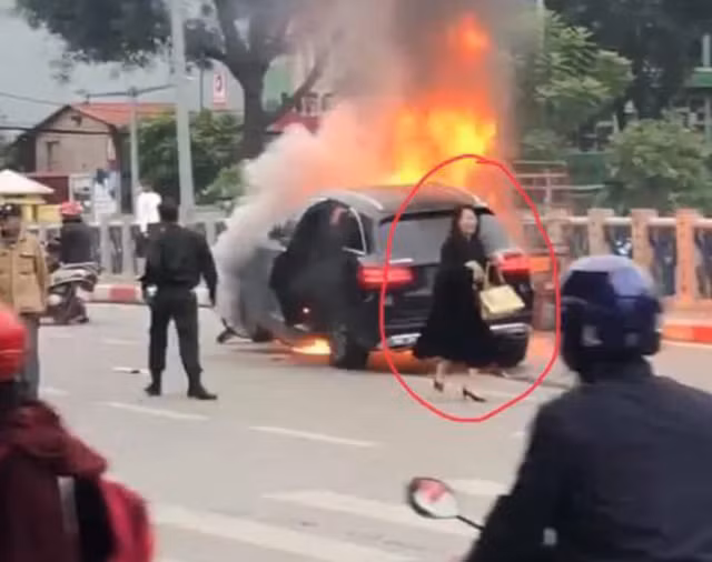 Người phụ nữ đi giày cao gót bước ra khỏi xe Mercedes GLC 250 sau khi xảy ra vụ tai nạn trên đường Lê Văn Lương sáng 20/11