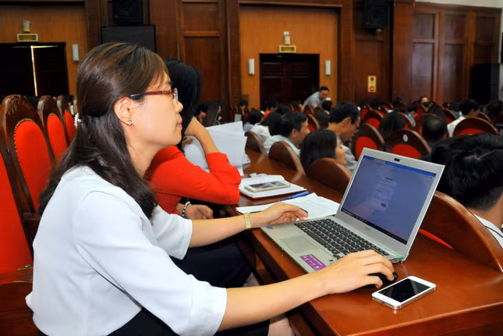 Các đại biểu trực tiếp thực hiện các bước dự thi